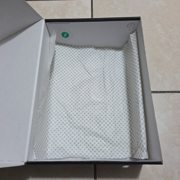 Empty Shoe Box - Picture 7 of 7